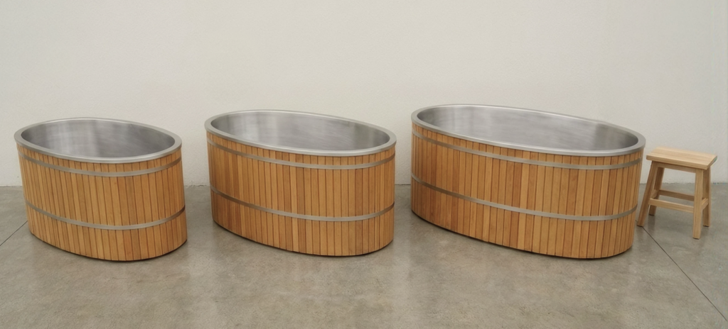 Oval cedar ice bath with stainless steel liner